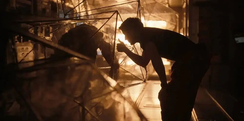 逆光下的科幻实验场景