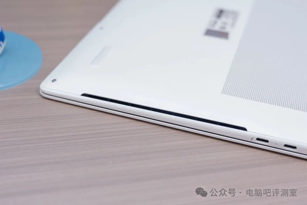 机身侧面进风口/扬声器开孔