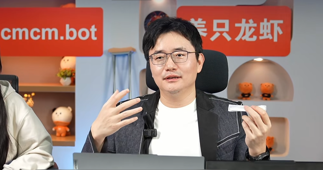 深夜对话场景：傅盛坐在办公椅上，背景为“cmcm.bot 美只龙虾”