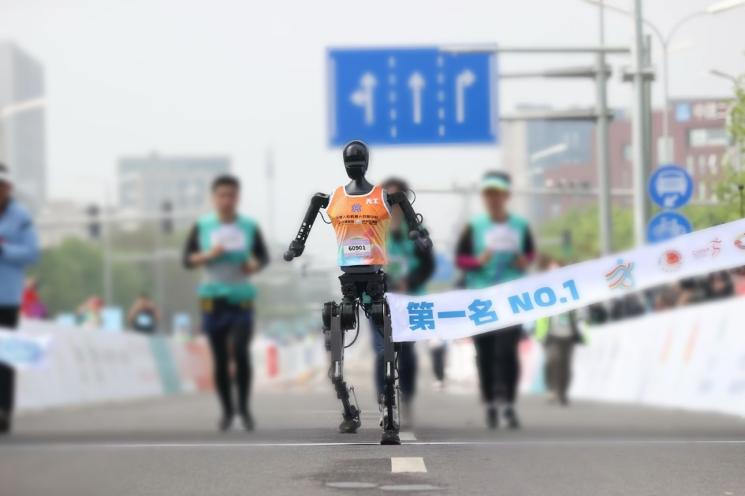 天工人形机器人冲过马拉松终点线示意图