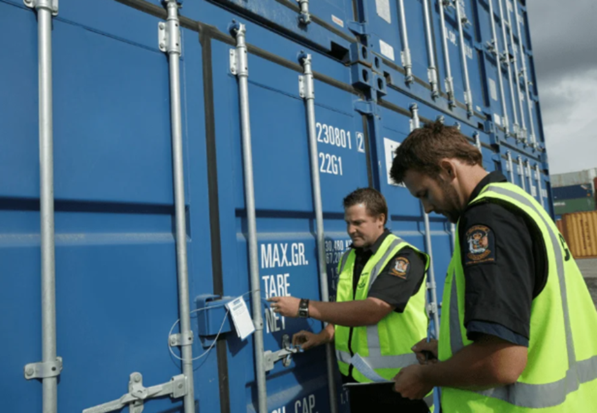 美国海关工作人员正在开箱检查集装箱