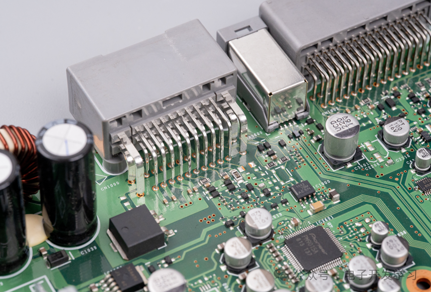 主板连接器区域特写