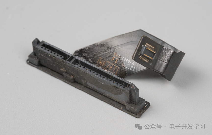 烧毁的硬盘排线接口