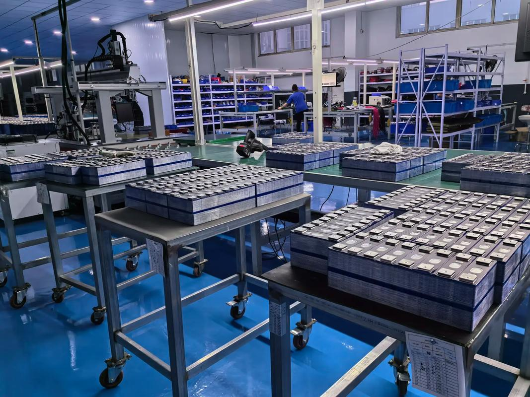 现代化的电池生产线车间，整齐堆放着大量电池模块