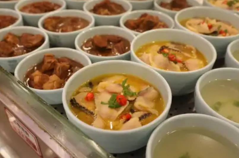 公司食堂的丰盛菜品