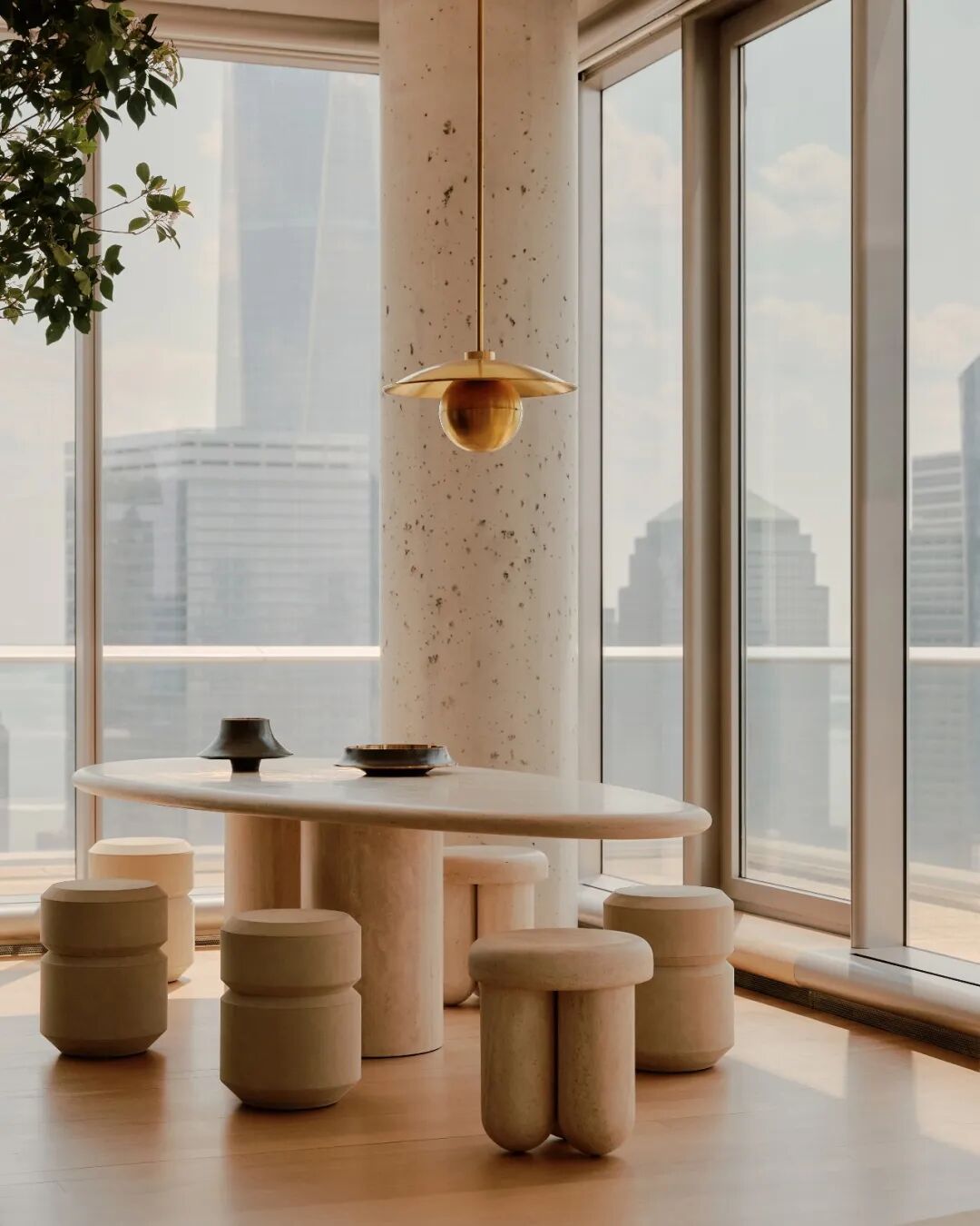 用餐区，椭圆形餐桌与金色吊灯