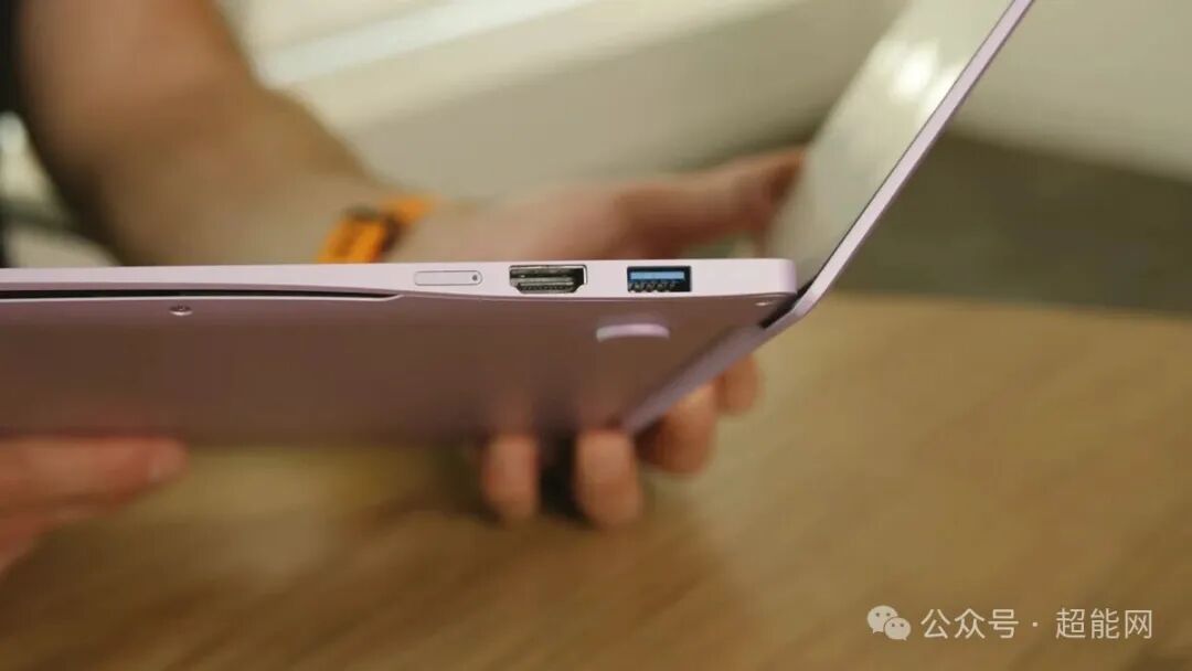 笔记本另一侧接口:HDMI与USB‑A