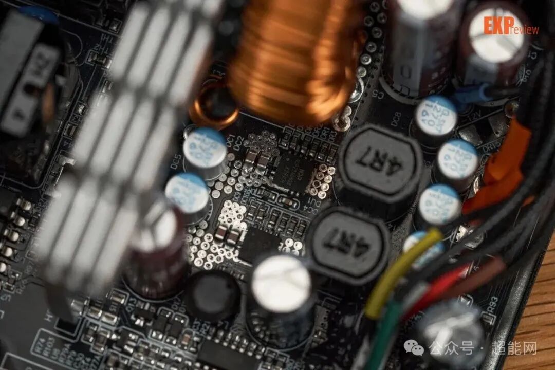 GAMEMAX MAX P750B 电源DC-DC模块特写