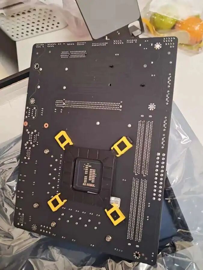 i9-13980HX MoDT 主板背面,处理器焊点与四个黄色固定卡扣