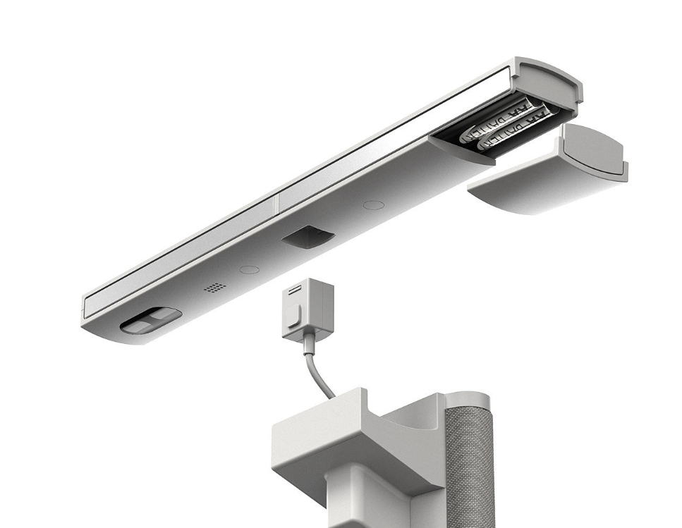 展示内部结构的银灰色电子设备，连接方形电源适配器