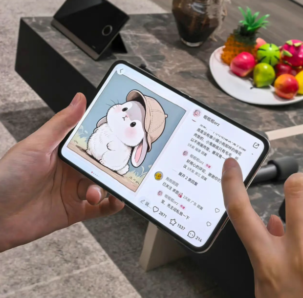 展示在折叠屏上使用社交应用的图片