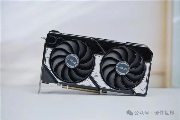 ASUS RTX 5060 Ti 16GB 显卡实物图 黑色双风扇