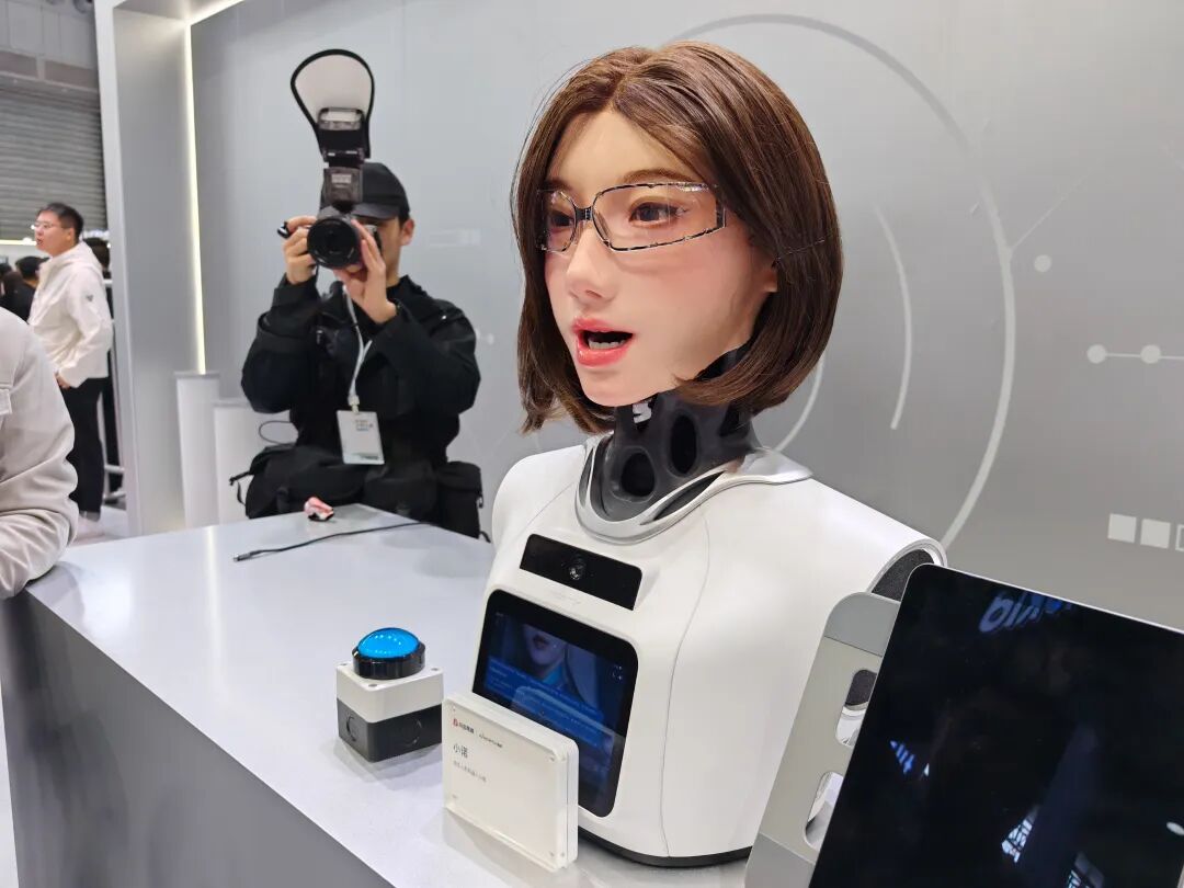 AWE展会上的仿生机器人