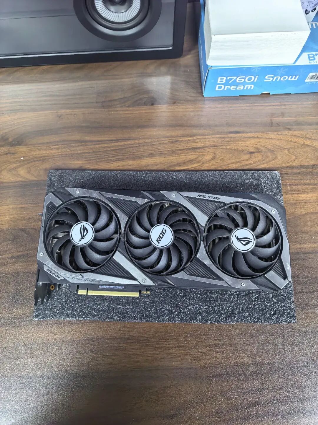 华硕 ROG STRIX 系列 RTX 3080 显卡,侧面可见 GPU TURBO 标识