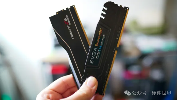 DDR5与DDR4内存条实物对比