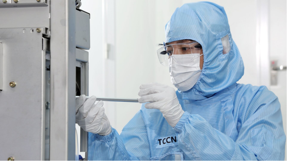 ASML洁净室中技术人员操作半导体制造设备