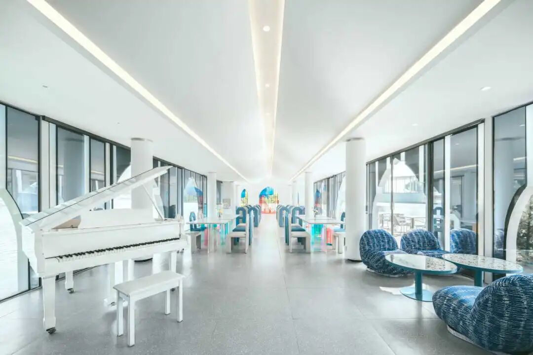 礼堂室内开阔空间与三角钢琴
