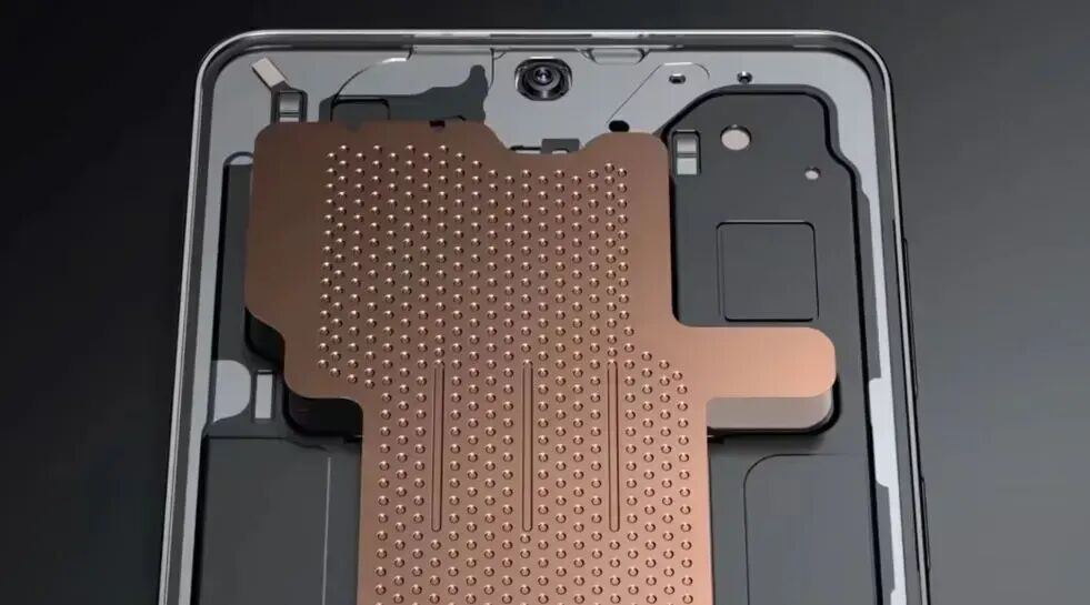 手机内部大型铜色散热片特写