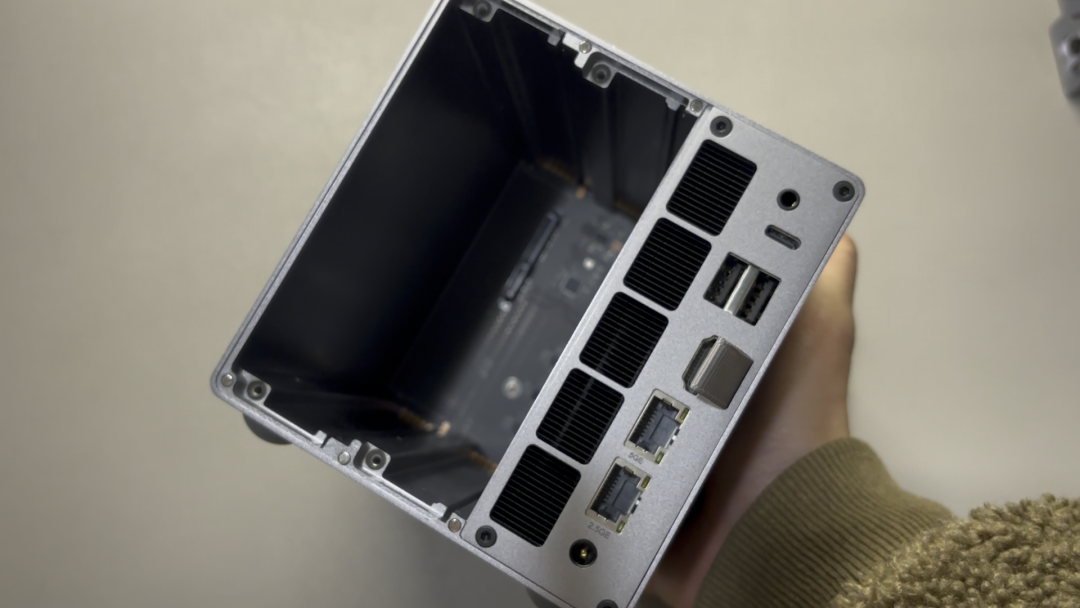 设备内部硬盘背板特写