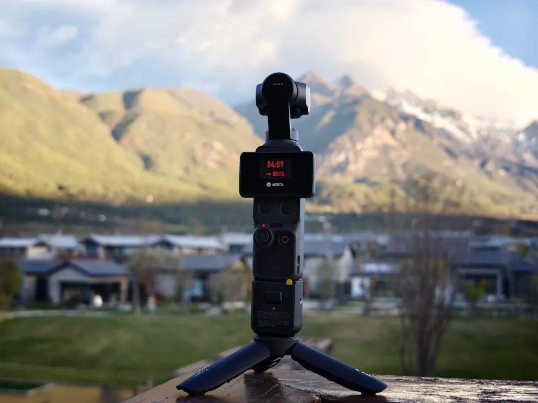置于户外的DJI Osmo Pocket 3稳定器，屏幕显示录制时间等参数