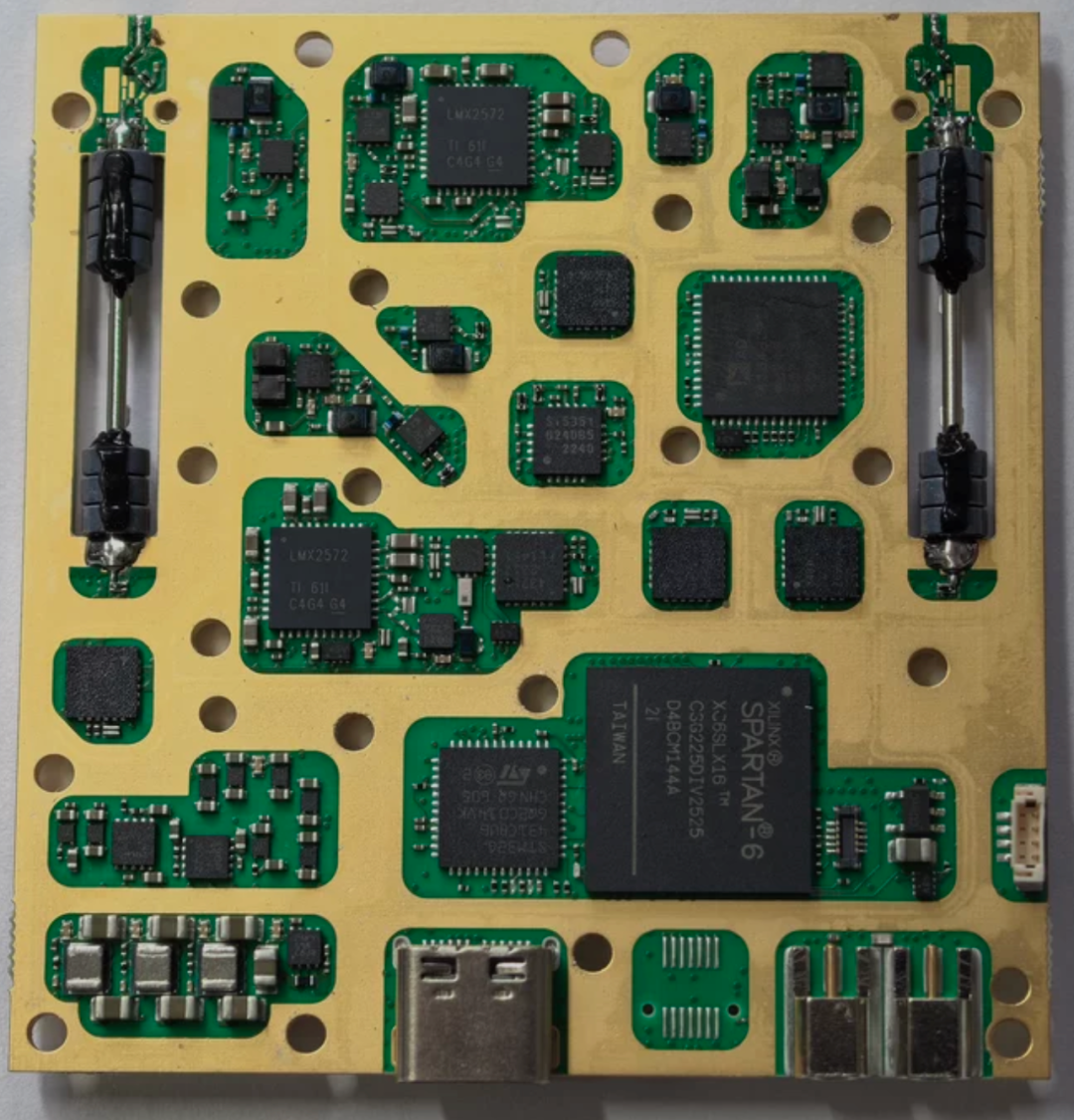 VNB-60电路板俯视图,可见Xilinx Spartan-6 FPGA和LMX2572芯片
