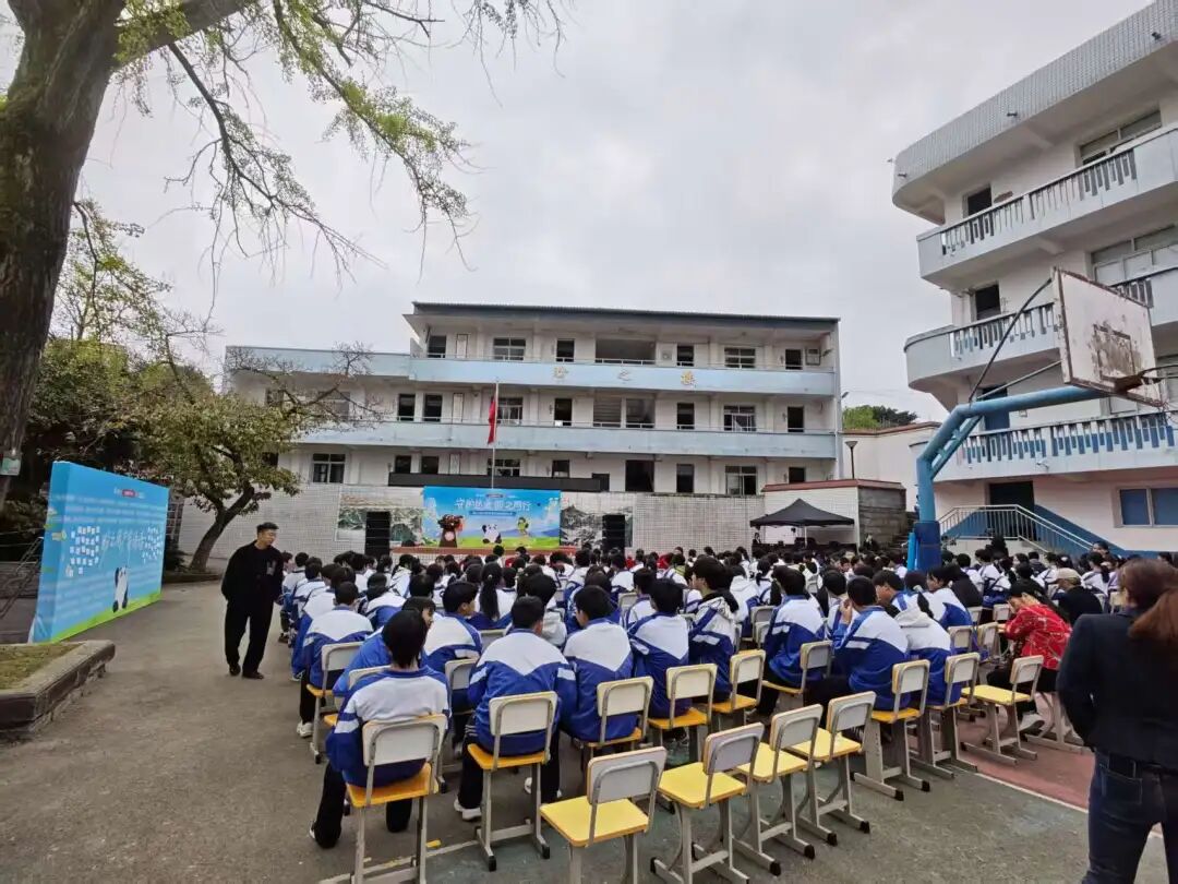 雷禄向母校三多寨中学捐赠并设立奖学金