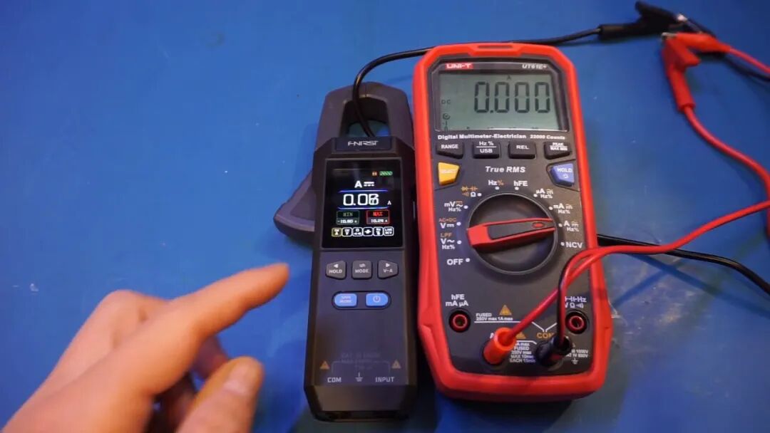 关断电源后零点漂移:DMC-100 显示 0.08A,UT61E+ 显示 0.000A