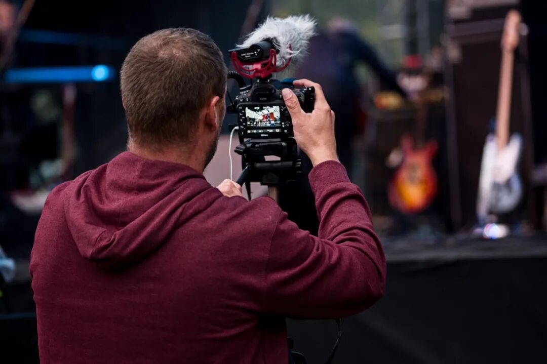 摄影师在音乐会现场录制视频