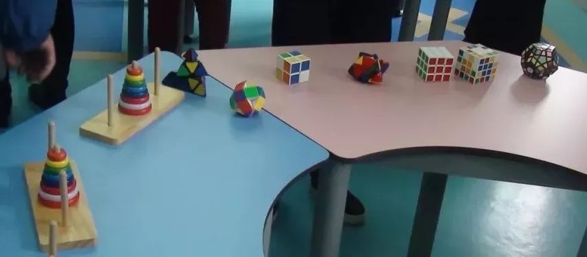 小学数学实验室内的益智玩具与魔方