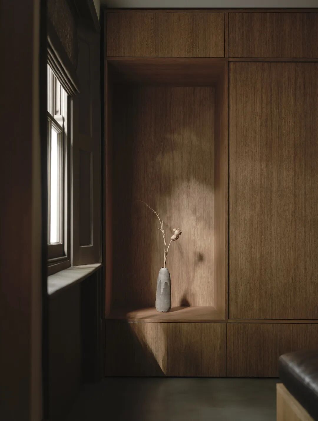 木质嵌入式柜体与干枯细枝