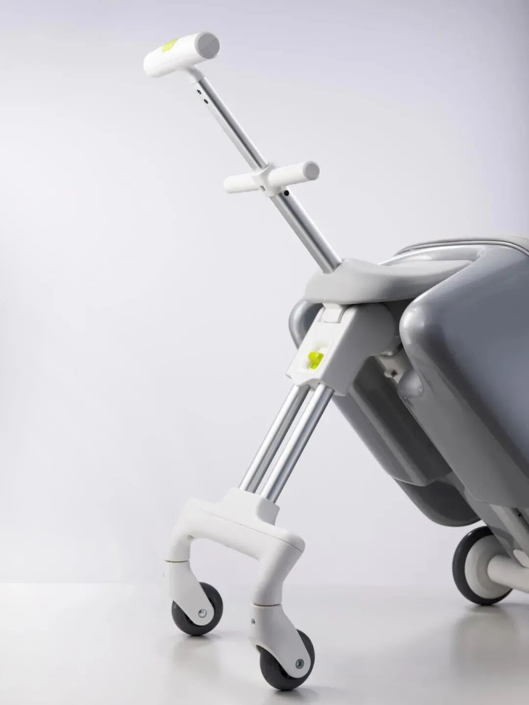 现代儿童推车或行李箱特写