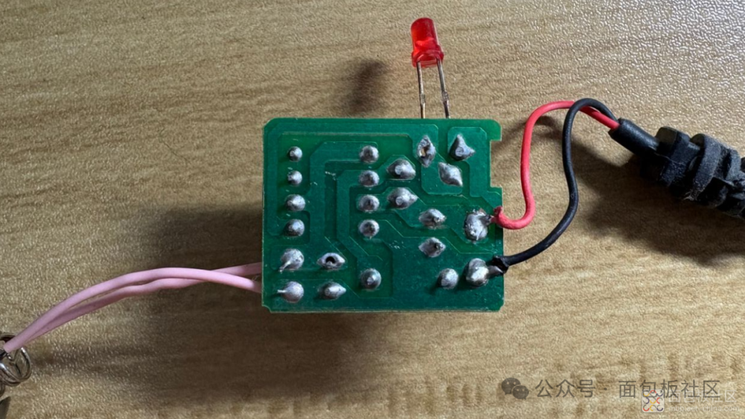 电路板背面布线特写