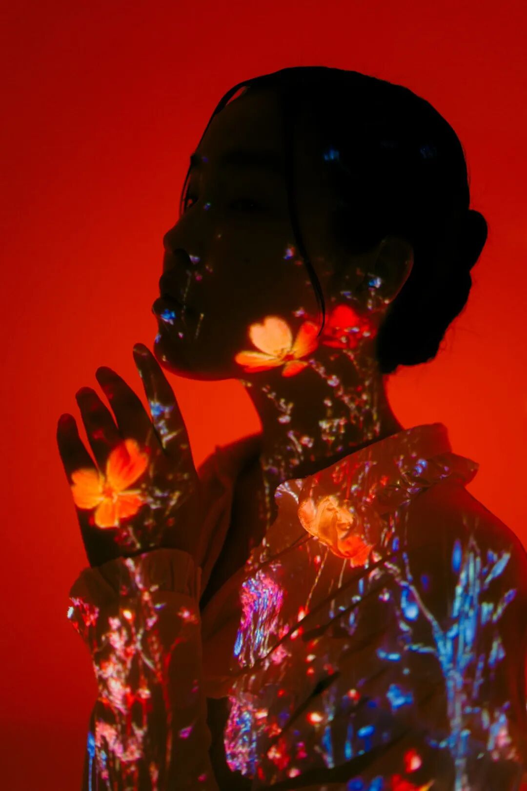 人物面部与身体的花卉投影艺术