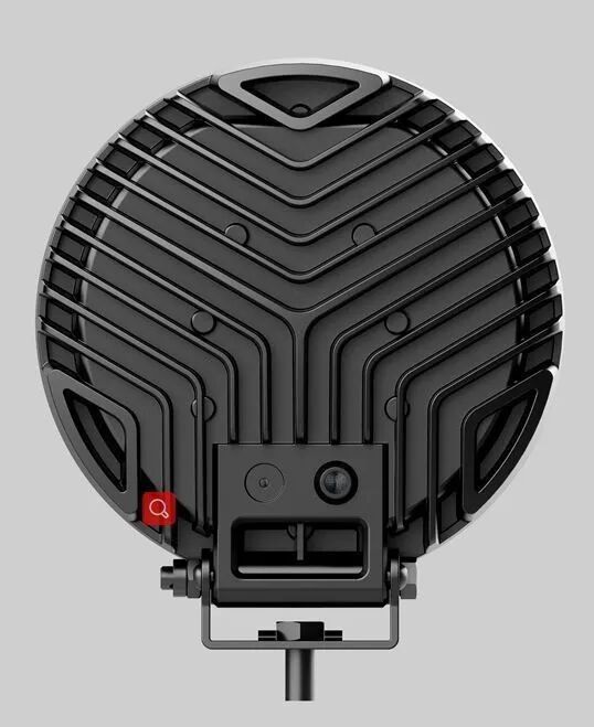 黑色圆形设备背面特写，展示V形波浪散热纹路与安装支架细节