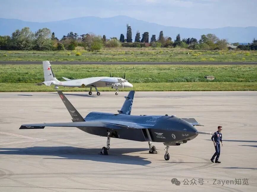 机场上的无人机与螺旋桨飞机