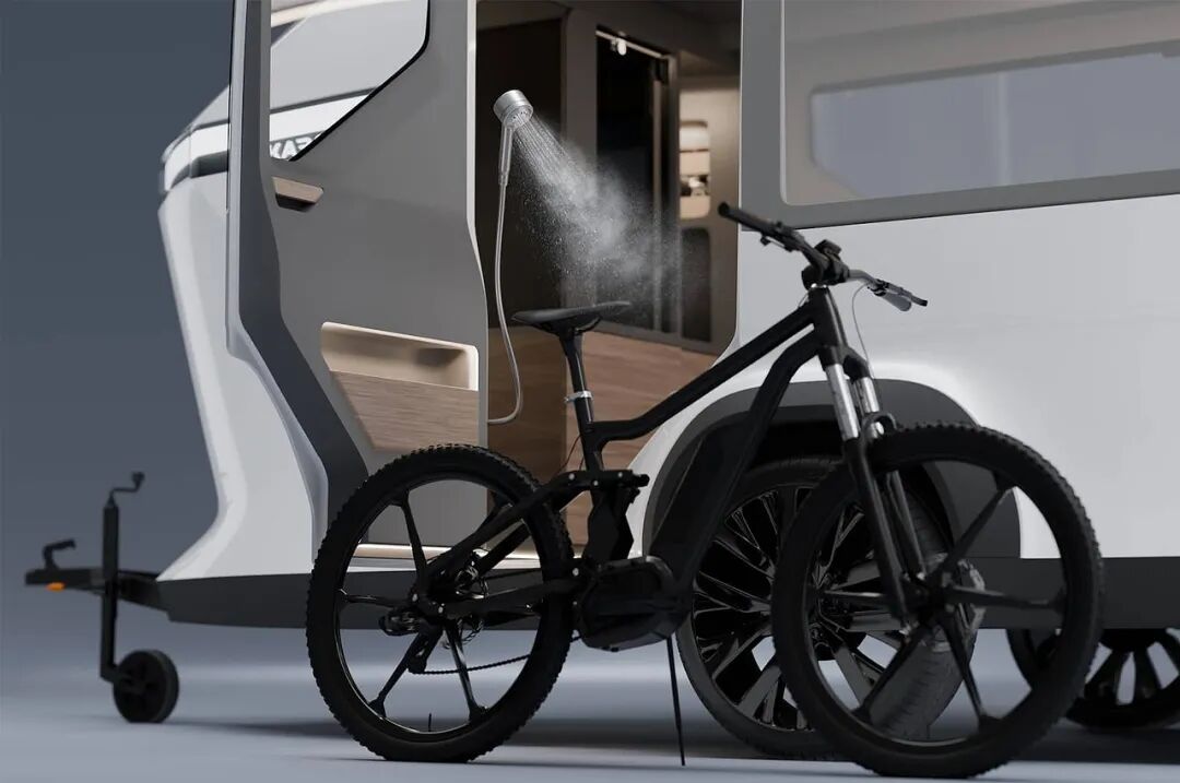 房车与喷水自行车场景