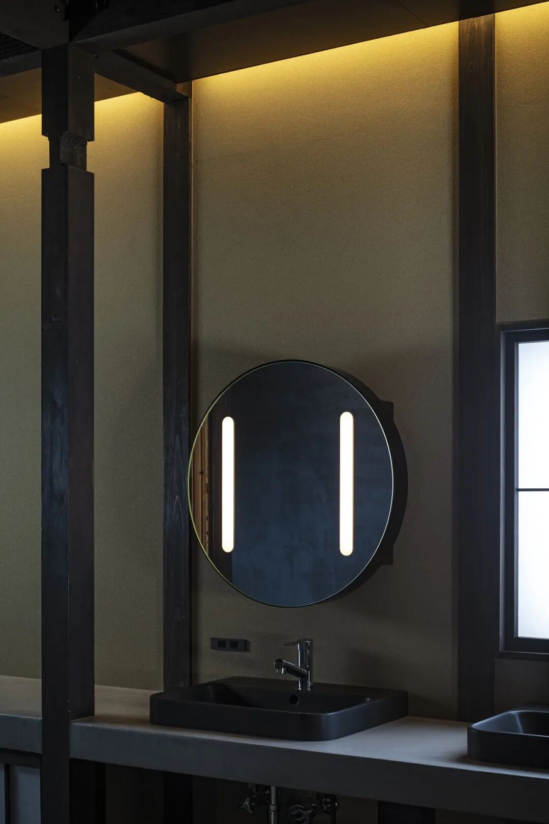 现代风格浴室镜面与灯光