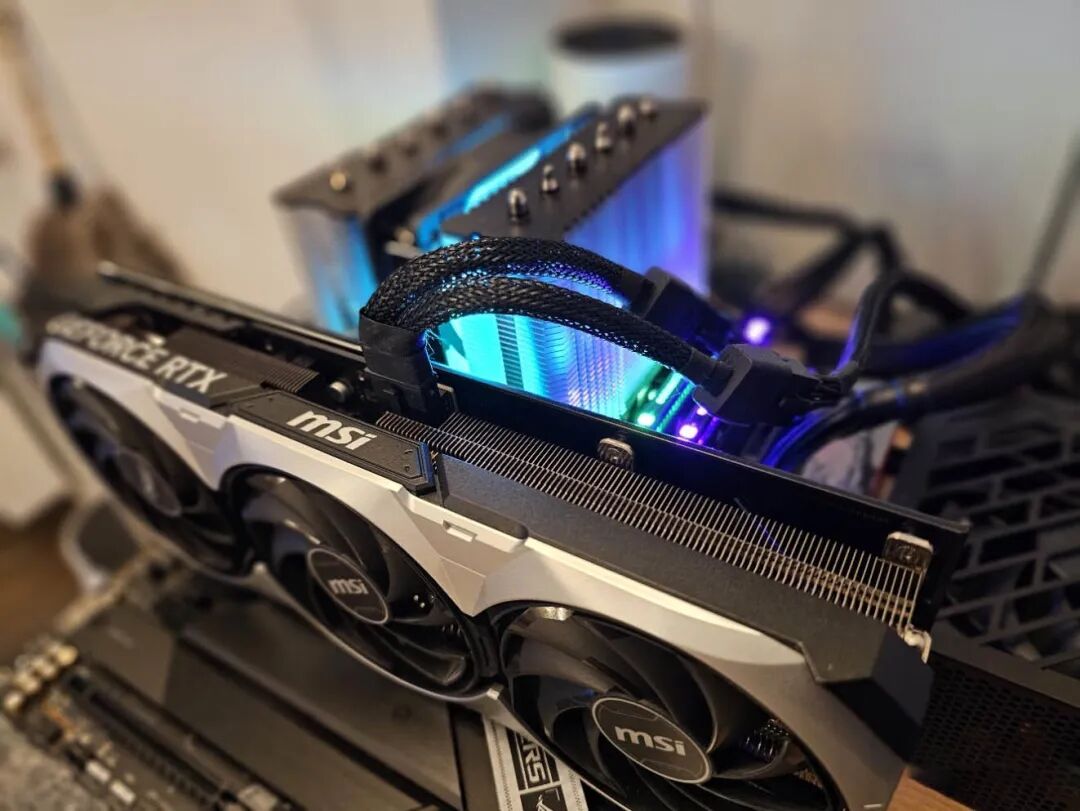 测试平台实拍：MSI GeForce RTX 4070 Ti显卡及开放式机箱