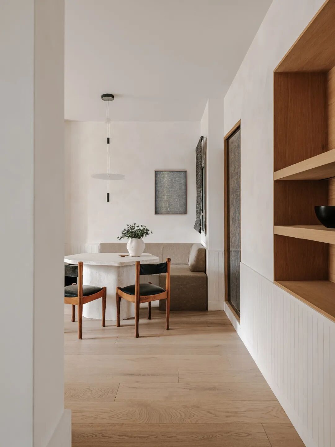 公寓内简约走廊与用餐区