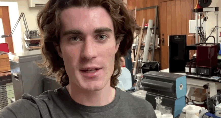 天才少年Sam Zeloof在他的车库实验室