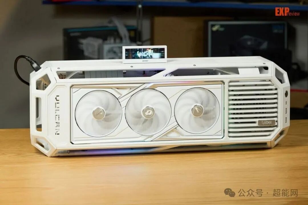 白色显卡正面，顶部屏幕显示动态图像