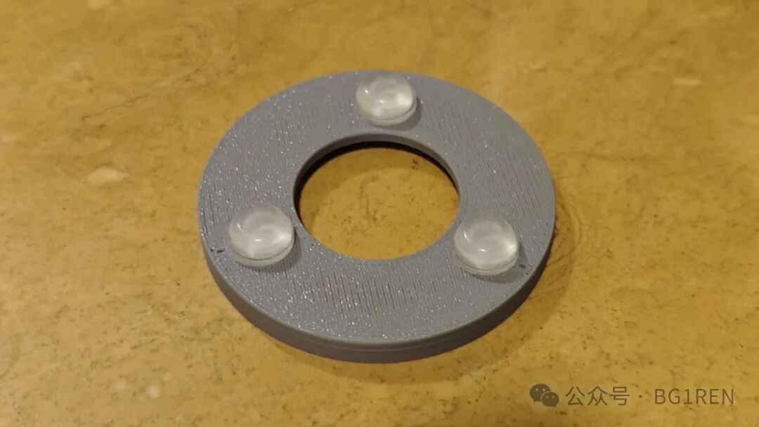 带三个防滑胶垫安装位的3D打印底盘