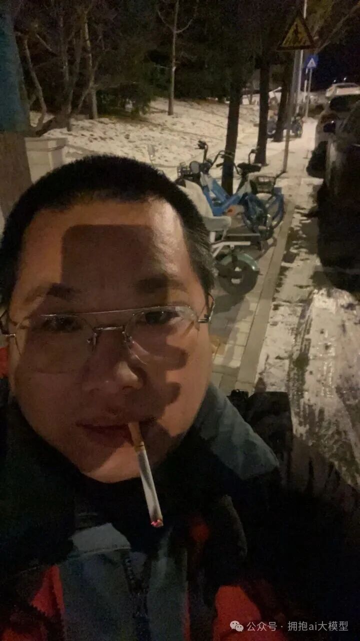夜晚雪地自拍照，背景有积雪和树木