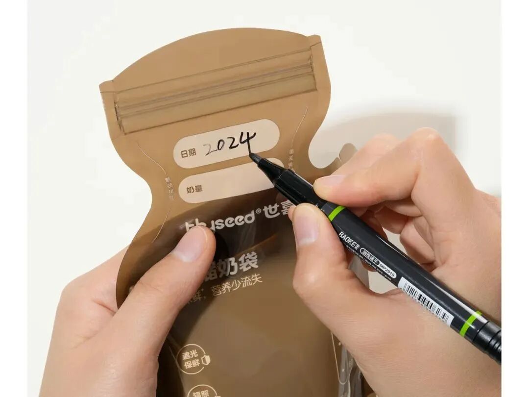 在储奶袋标签上书写日期