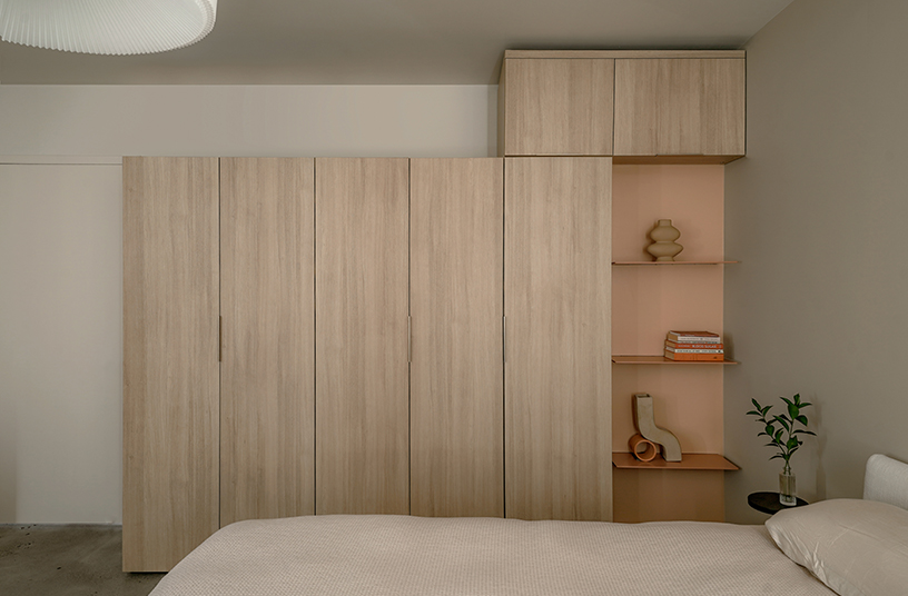 卧室定制衣柜与嵌入式置物架