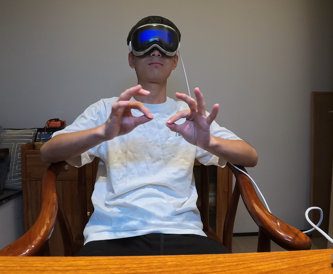 用户通过手势控制屏幕大小