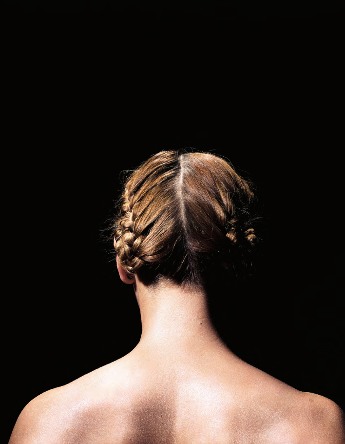 展示精致编发与裸露肩背的女性背影
