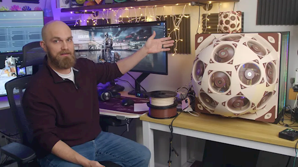 Major Hardware的工作台环境，显示器正运行游戏，桌上有球形3D打印设备外壳