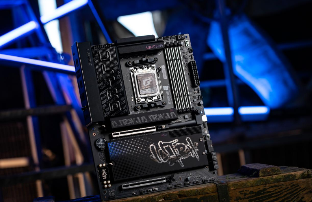 七彩虹iGame X870E ULTRA-S主板展示图