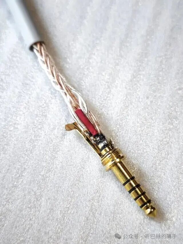 焊接4.4mm平衡插头特写